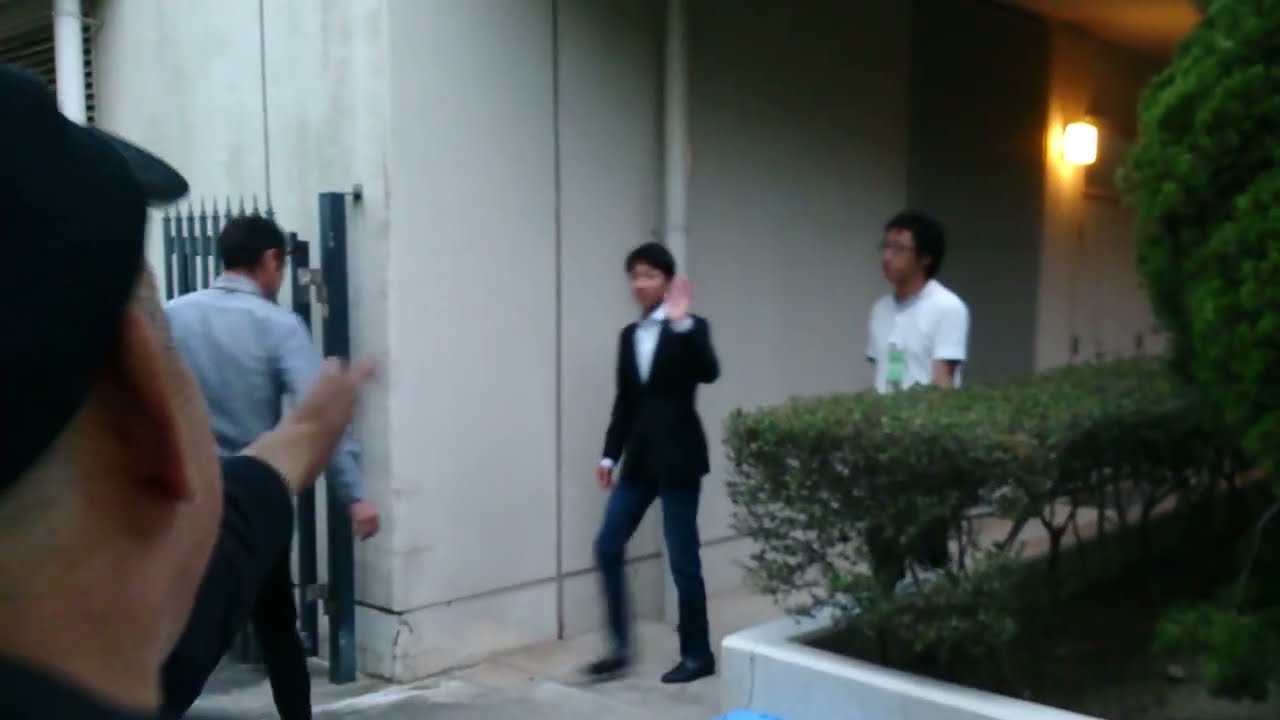 2016天皇賞・春　ファンと騎手のつどいを終え、声援に応える岩田康誠騎手の存在感がファンタスティック