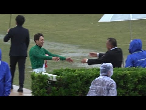 【2023 中山グランドジャンプ】生産者の本田土寿氏と抱き合って喜ぶ黒岩悠騎手 イロゴトシ【引き上げ〜口取り式】