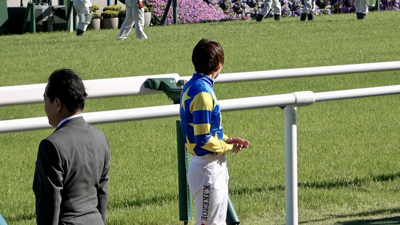 表彰式中に東京メインレースを最後まで気にしていた池添謙一騎手 プレゼンター佐々木蔵之介さん 京都競馬場グランドオープン記念にて