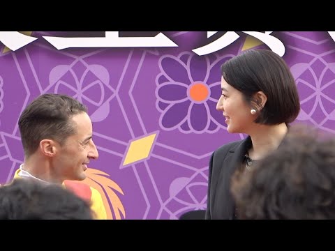 長澤まさみさん  "令和の盾男"ルメール騎手を祝う 2023 天皇賞・春 表彰式(現地ダイジェスト)