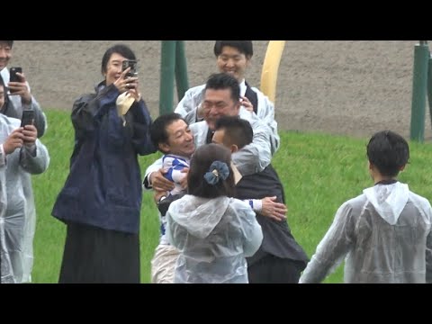 【現地】青山洋一オーナーと抱き合って喜ぶ内田博幸騎手 シャンパンカラー【NHKマイルC 2023】
