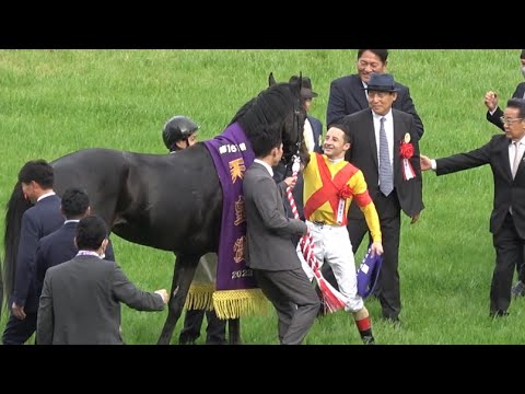 【2023 天皇賞春】ジャスティンパレスをナデナデするルメール騎手 口取り式【現地映像】