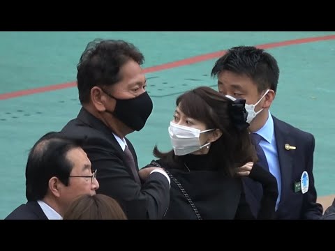 【現地】愛馬ディヴィーナを見守る大魔神佐々木夫妻 4着健闘！【2023 ヴィクトリアマイル】