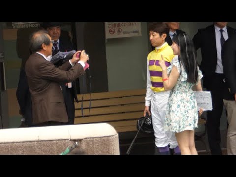 【武豊】パドックで馬主、西山茂行さんの記念撮影