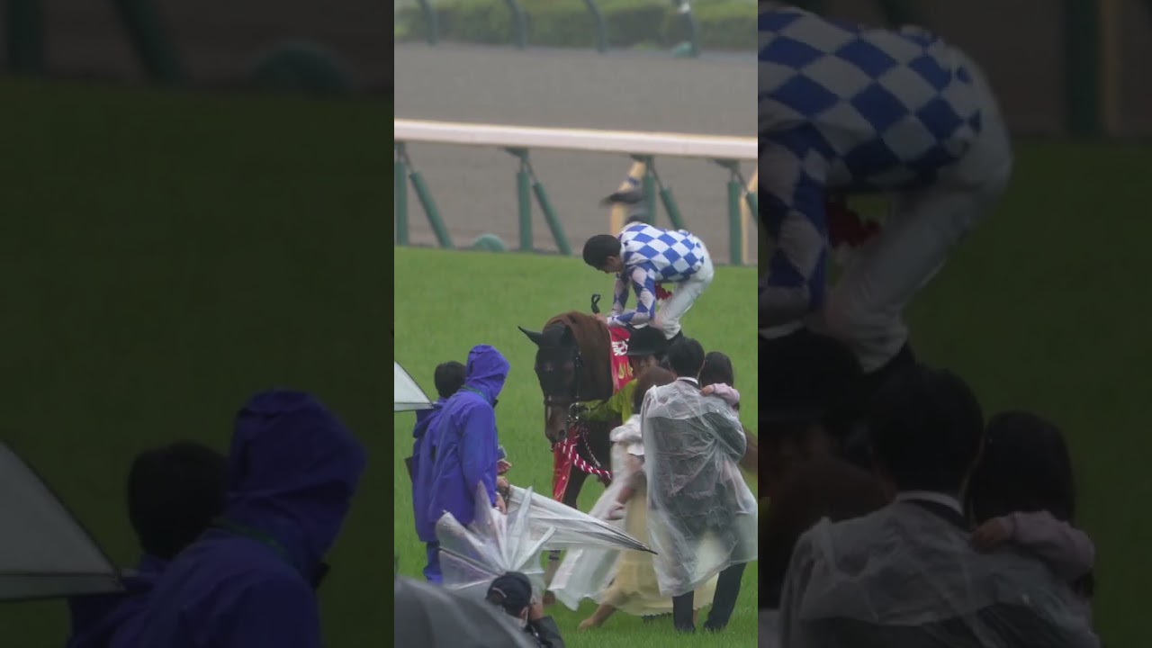 シャンパンカラーから飛び降りるウチパクさん (2023年NHKマイルカップ)