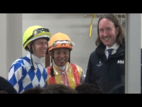 【現地】レーン騎手と談笑する岩田パパ【2023 ヴィクトリアマイル レース後】