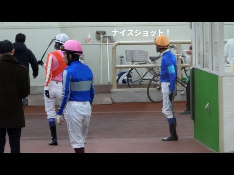 【武豊】絶好調で上機嫌！鞭でナイスショット！『鞭で遊ぶな！』福永祐一がキレ気味に近寄る！…ように見えた😅