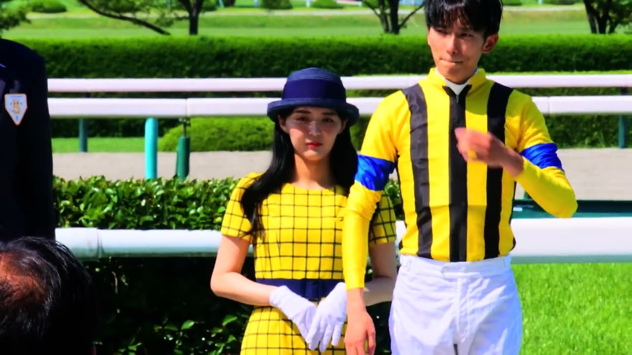 20230617 坂井瑠星騎手 阪神競馬９Ｒ＜京橋特別＞勝利の記念撮影(ラリュエル号)