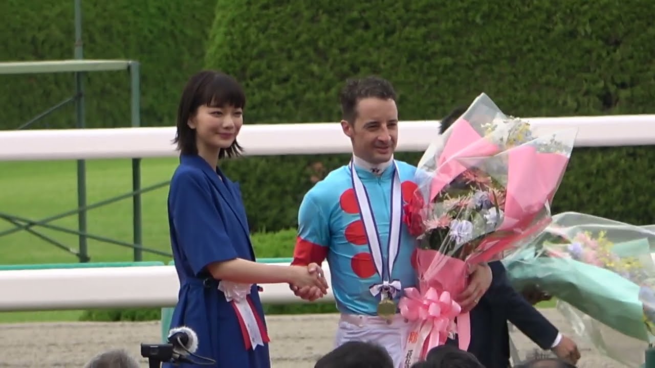 ルメール×イクイノックスが上半期を締めた！ 2023宝塚記念 ウイニングラン&表彰式ダイジェスト