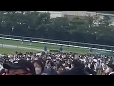 大行列ワロタｗｗｗ宝塚記念デー、最終レース後にイクイノックス調教師ランボーキムテツ師（木村哲也）サイン会が行われ、思わぬ大行列が！！