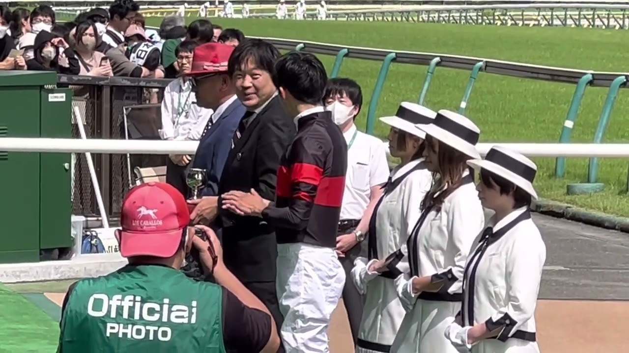 坂井瑠星騎手通算333勝を矢作厩舎管理馬で達成。ファンサでサイン会も。ホウオウフンジン口取り式