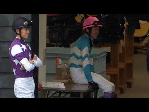 【武豊】長机にちょこんと座りレースを待つ 坂井瑠星、ルメールと談笑