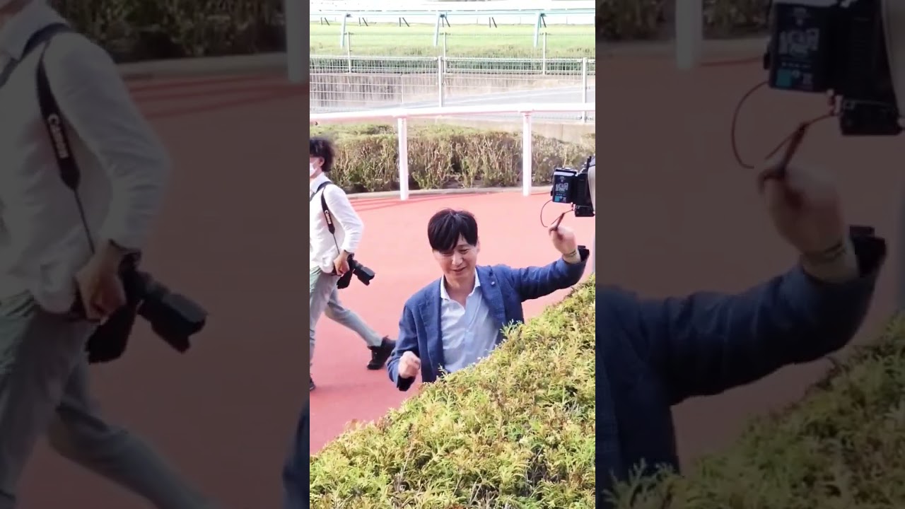 最終レースを勝利した武豊騎手と、代わりにサインする池江先生