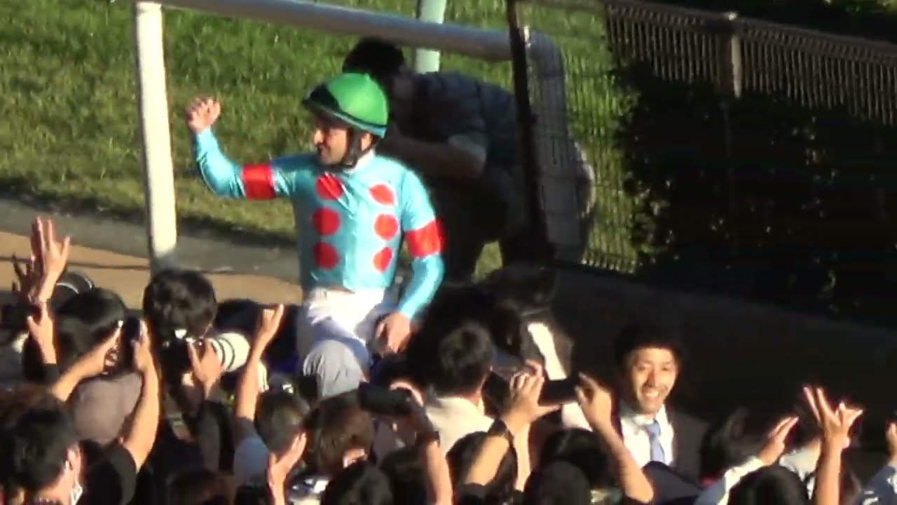 【天皇賞(秋)2023】天覧試合を圧倒的強さで制したイクイノックス ウィニングランで陛下へ礼 現地映像