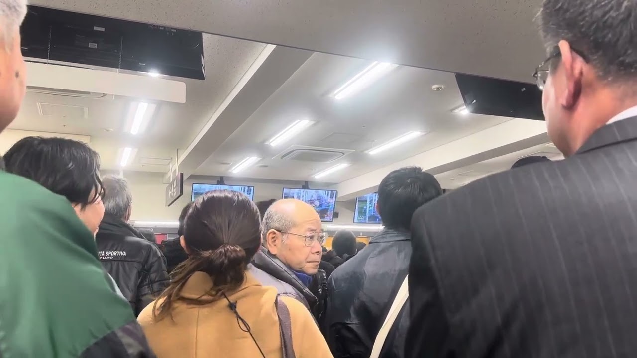 有馬記念2023のドウデュース一着の瞬間の馬券場の歓声と悲鳴