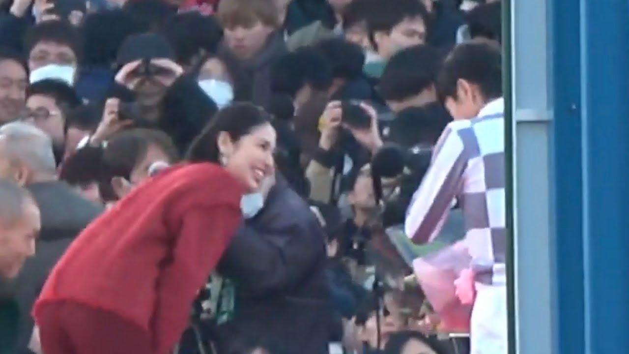 【長澤まさみ氏がプレゼンターの有馬記念表彰式をバカみたいな遠くからバカみたいなアングルで撮影】優勝馬ドウデュース号（武豊騎手）2023年12月24日（日）中山競馬場
