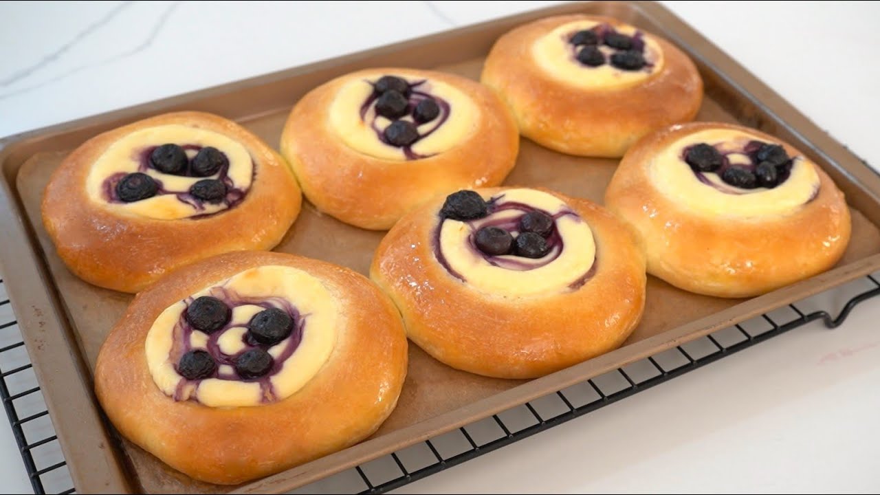 Cheesecake Buns that melt in your mouth