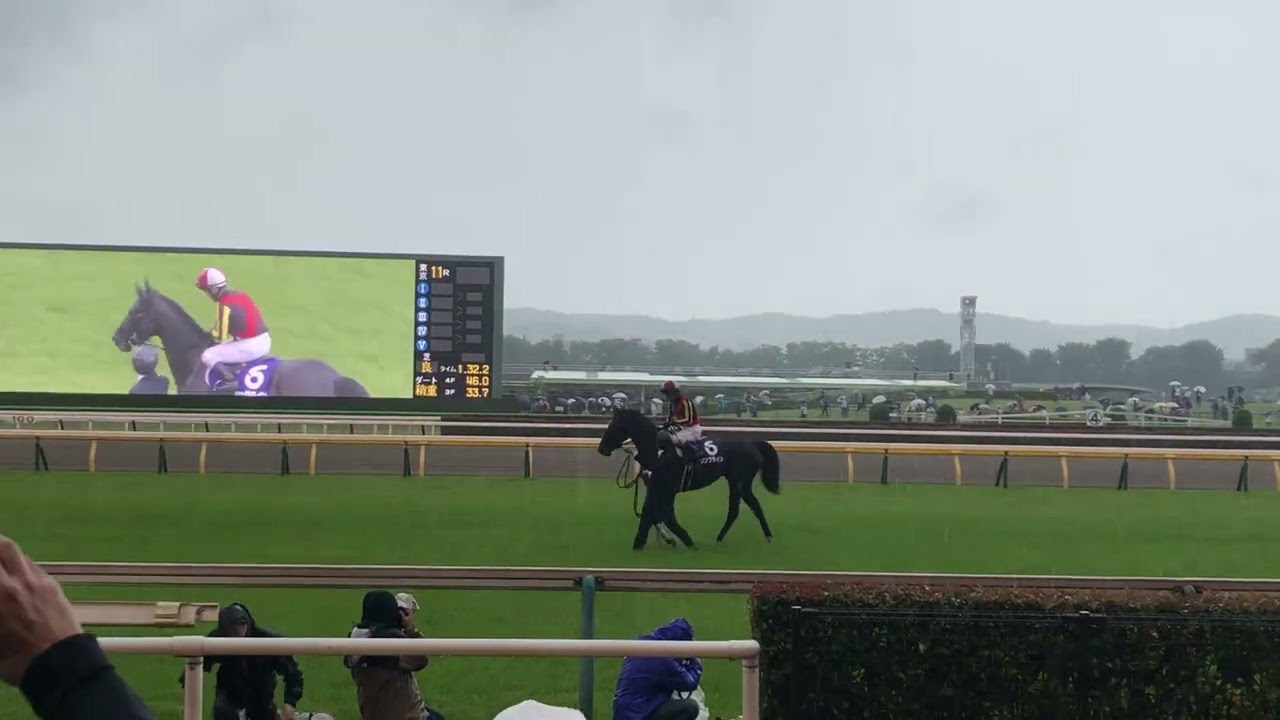 2023年　ヴィクトリアマイル④　ファンの呼び声に答えるソングラインと戸崎騎手