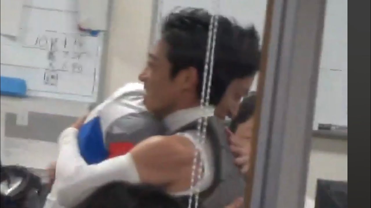 【同期の川田将雅騎手・後輩の横山武史騎手と抱き合う初G1制覇の津村明秀騎手】ヴィクトリアマイル　1着テンハッピーローズ号　2024年5月12日（日）東京競馬場