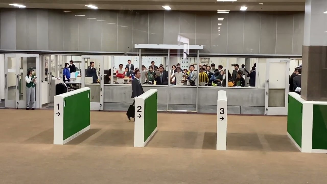 菊花賞レース中の東京競馬場検量室