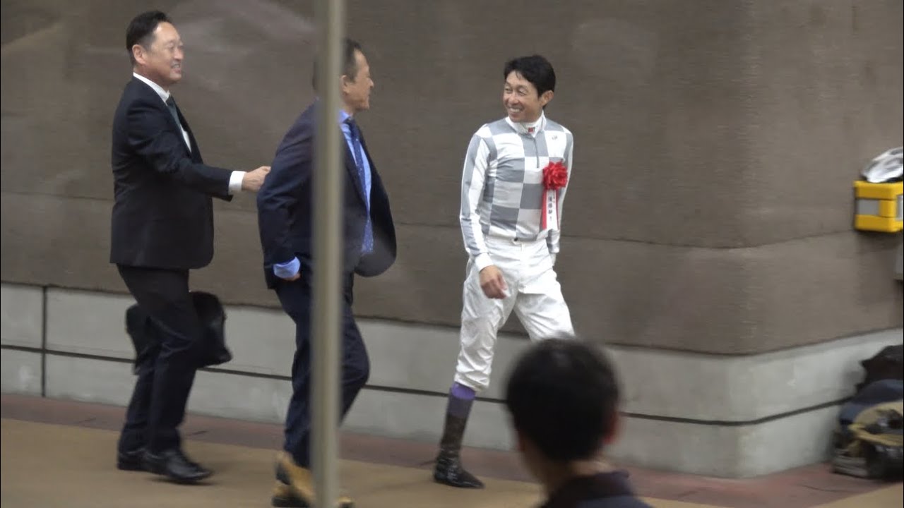 【現地】関係者に祝福される武豊騎手 検量室の様子 【天皇賞秋2024】