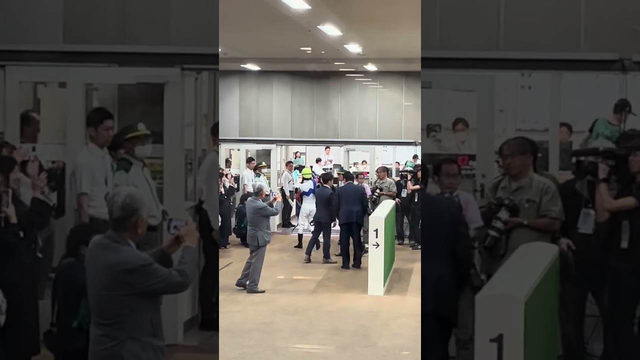 検量に引き上げてきたテンハッピーローズと津村騎手と喜びを分かち合い抱き合う横山武史騎手 #競馬 #ヴィクトリアマイル