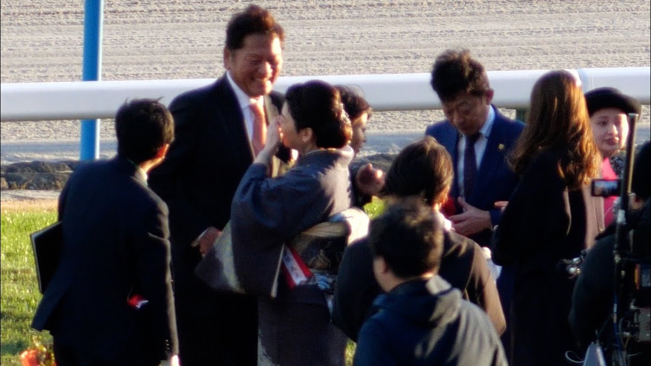 朝日杯FSの表彰式を終え号泣するアドマイヤの美魔女馬主・近藤旬子さん