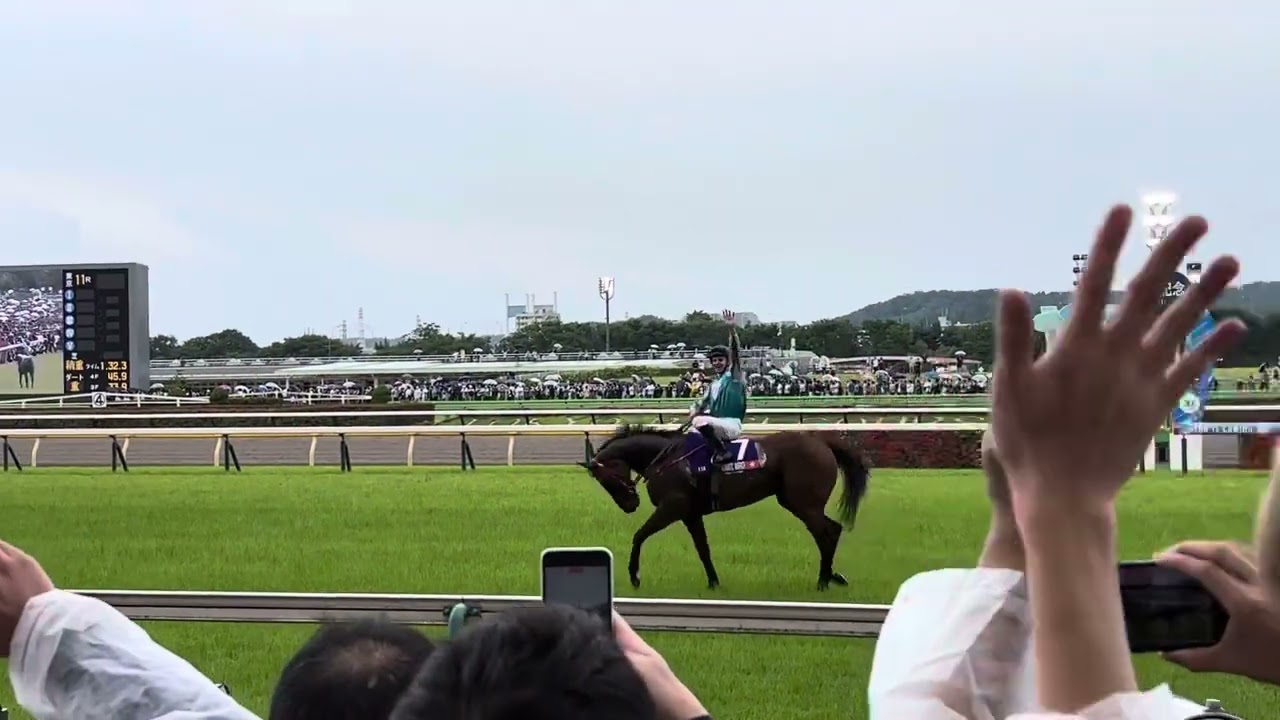ファンを煽るマクドナルドとお辞儀するロマンチックウォリアー 安田記念