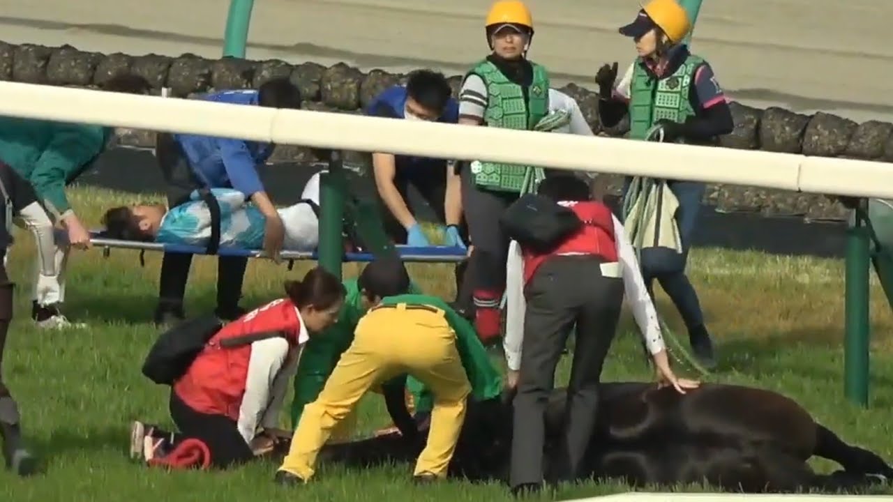 【中山グランドジャンプの華やかな表彰式（ほんの少し）・優勝馬エコロデュエル号（草野太郎騎手）&落馬後のバーンパッション号（大江原圭騎手）】2025年4月19日（土）中山競馬場