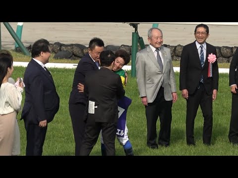 【中山GJ 2025】関係者と抱き合って喜ぶ草野太郎騎手 エコロデュエル【現地 口取り式】