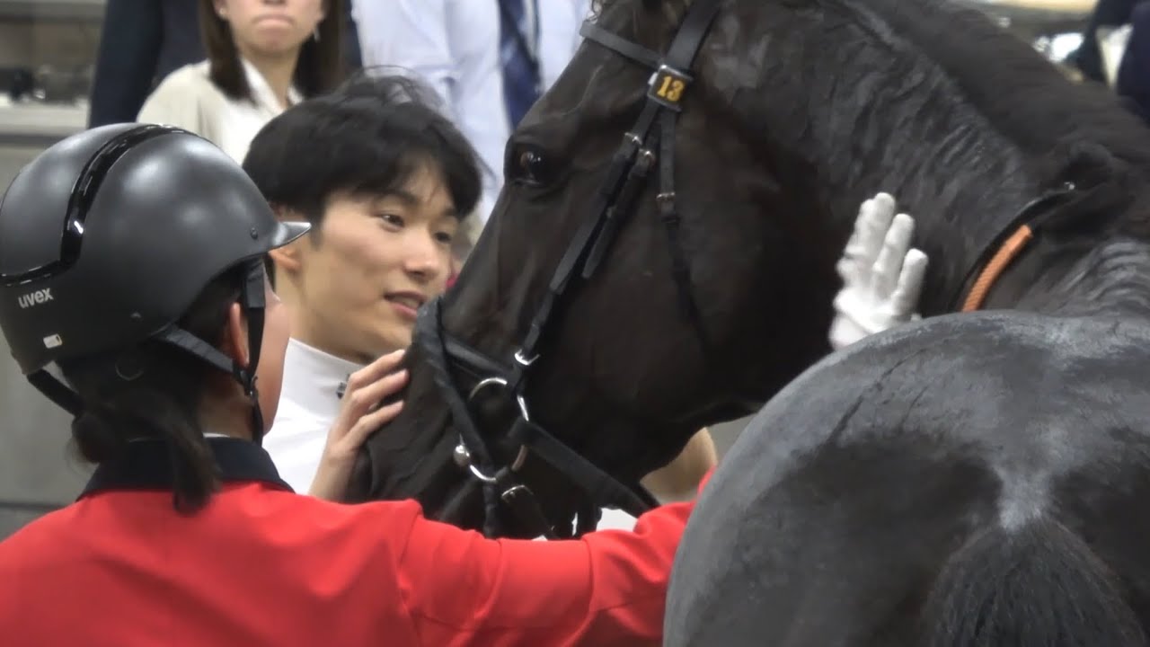 【現地】2025 日本ダービー クロワデュノール 北村友一 池添騎手と浜中騎手と抱擁を交わす 最後に坂井瑠星騎手とクロワデュノールが触れ合うシーン 【東京競馬場 ホースプレビューの様子】