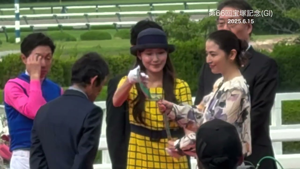 長澤まさみさん、第66回宝塚記念の表彰式に登場