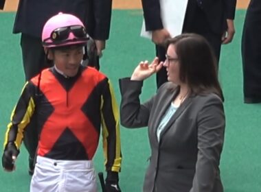 戸崎騎手、宝塚記念パドックで始球式をイジられる