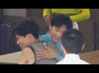 【三浦皇成】坂井瑠星ら関係者と抱き合って喜ぶ様子 ウインカーネリアン【スプリンターズS 2025】