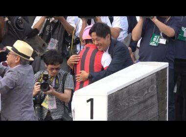 【ウインカーネリアン】三浦皇成悲願のG1初制覇！皇成コールが沸き起こった感動のウイニングラン 典さんに祝福される様子も【スプリンターズS 2025】