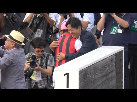 【ウインカーネリアン】三浦皇成悲願のG1初制覇！皇成コールが沸き起こった感動のウイニングラン 典さんに祝福される様子も【スプリンターズS 2025】