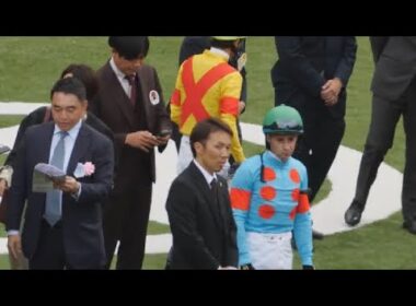 【秋華賞 パドック】各陣営が雑談で沸く中、武豊騎手の隣枠で調教師と虎視眈々と作戦を練っていたルメール