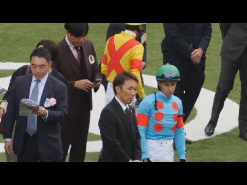 【秋華賞 パドック】各陣営が雑談で沸く中、武豊騎手の隣枠で調教師と虎視眈々と作戦を練っていたルメール