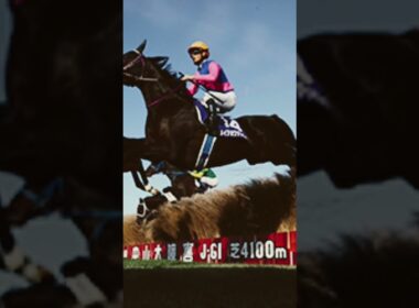 中山大障害　近代優勝馬ファンファーレとともに
