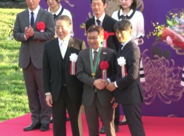 【天皇賞秋2025】口取りに向かう途中 「また走らせるのか！」と馬場に入るのを嫌がる⑦マスカレードボール 現地映像 表彰式～C.ルメール騎手勝利インタビュー
