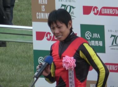 【ホープフルS2024】4年ぶりのGⅠ勝利でインタビュー中に感極まる北村友一～口取り～表彰式 現地映像 クロワデュノール