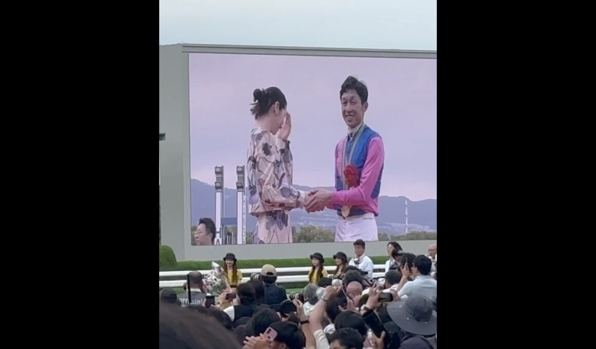 [笑顔の一面も] 長澤まさみ×武豊！ 宝塚記念2025の表彰式にて黄金コンビの写真撮影会！ #メイショウタバル #宝塚記念 #競馬 #武豊 #長澤まさみ #shorts