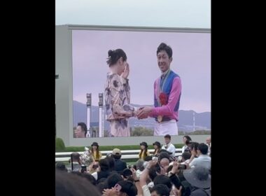 [笑顔の一面も] 長澤まさみ×武豊！ 宝塚記念2025の表彰式にて黄金コンビの写真撮影会！ #メイショウタバル #宝塚記念 #競馬 #武豊 #長澤まさみ #shorts