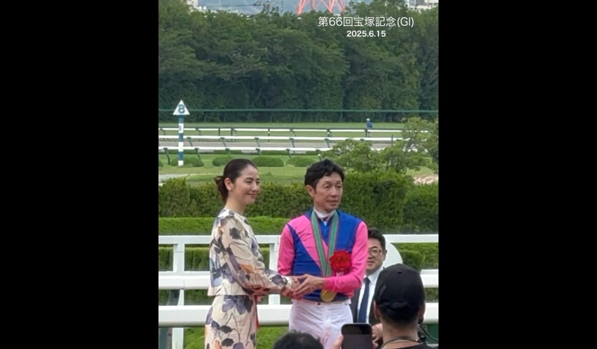 長澤まさみさん、宝塚記念の表彰式に