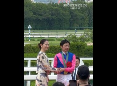 長澤まさみさん、宝塚記念の表彰式に