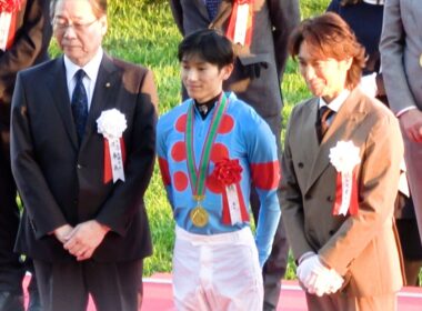 【チャンピオンズカップ2025】坂井瑠星騎手・勝利インタビューの終わりにファンへメッセージ 口取り～表彰式 現地映像 ダブルハートボンド