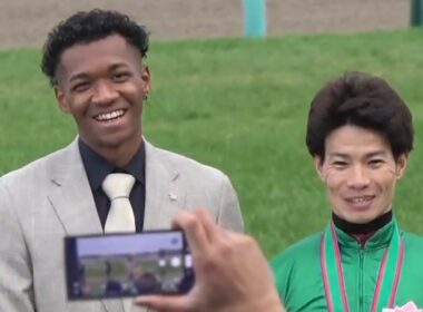 中山大障害　1着エコロデュエル号（草野太郎騎手）&表彰式他+生演奏ファンファーレも　※プレゼンターは村竹ラシッド選手　2025年12月27日（土）中山競馬場