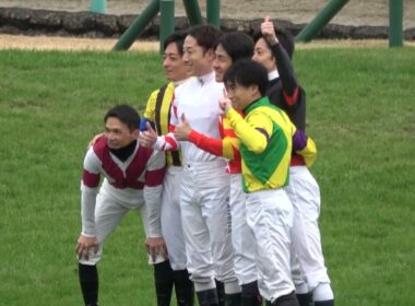 【ホープフルステークス】dayのお昼休み 調教師免許に受かり来年の２月末で引退する藤岡騎手のため20期生が勢ぞろいしたので記念撮影 現地映像