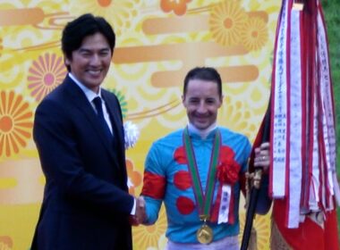 【菊花賞2025】3連覇を達成し年間100勝も達成‼ C.ルメール騎手勝利インタビュー～口取り～表彰式 現地映像 エネルジコ