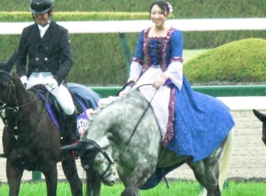 【桜花賞2025】誘導馬の職員 ドレスが雨に濡れるも美しい 着飾った誘導馬と本馬場入場 現地映像 エンブロイダリー